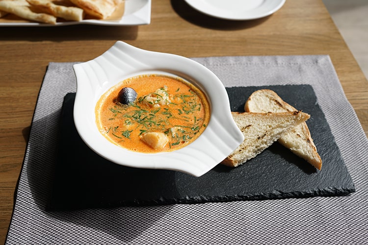 Биск с морепродуктами, вителло тоннато и медальоны из телятины из Harvey & Monica