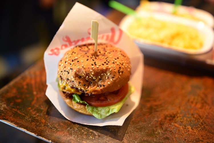 Бургер и Mac and Cheese из Underdog