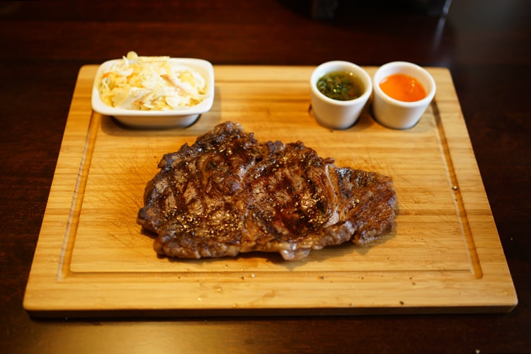 Цезарь и стейк чоризо из Эль Гаучо