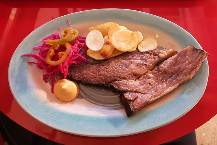 Черри-Бургер и брискет из Meat Dealers