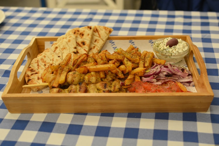 Мерида с курицей и греческий салат из Пита&Сувалики