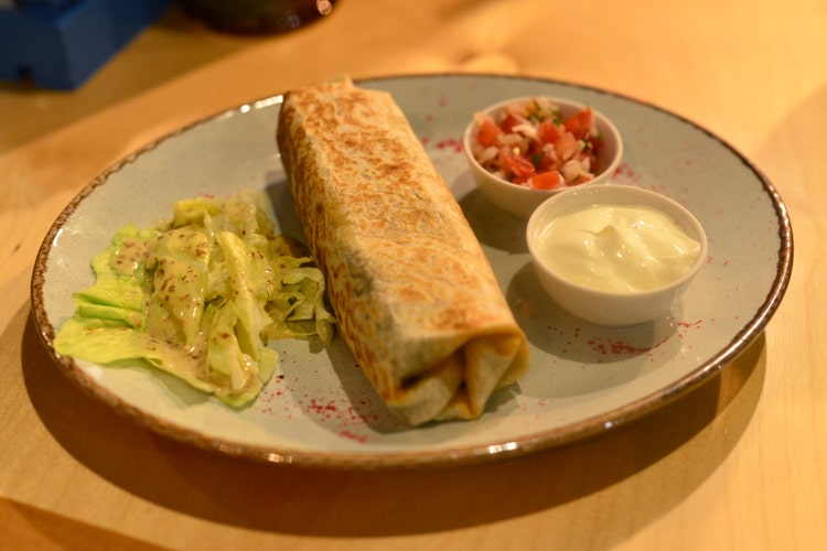 Чили кон карне и буррито из Michelada