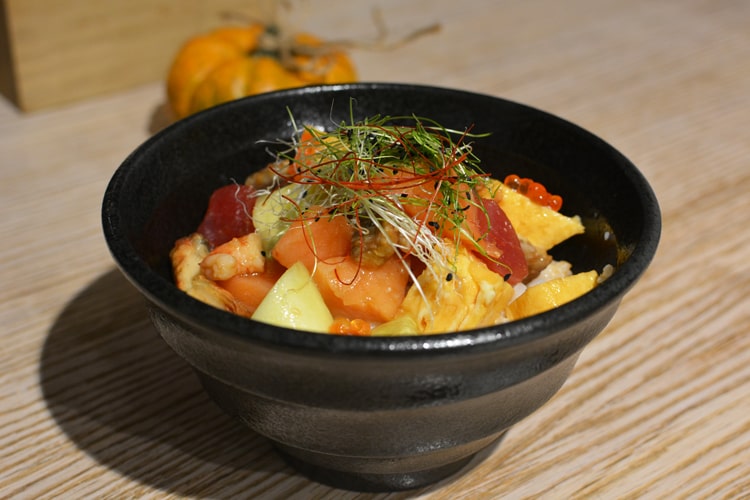 Чирашидон и такояки осьминог из J'pan