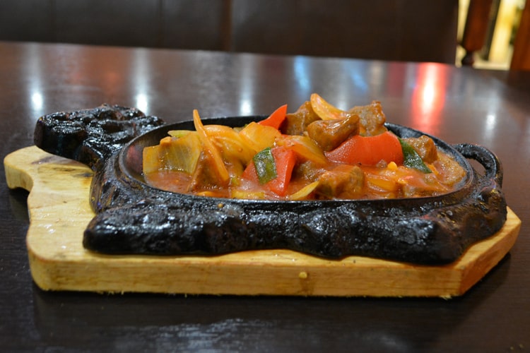 Фо Бо и Говядина Лук-Лак из Ароматная река