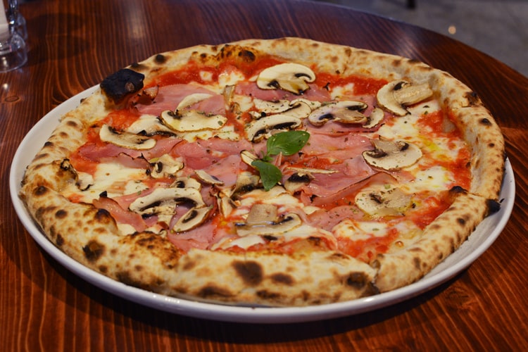 Пицца с ветчиной и шампиньонами из Gilo