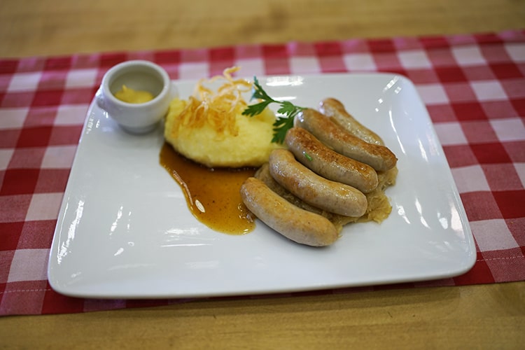 Гуляш и нюрнбергские колбаски из Paulaner Brauhaus