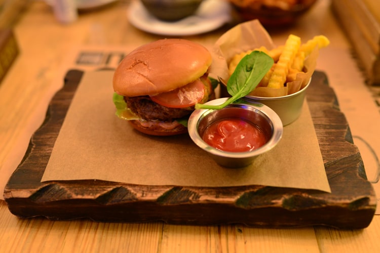 Гусьбургер и пирог черный бык из Пироги, вино и гусь