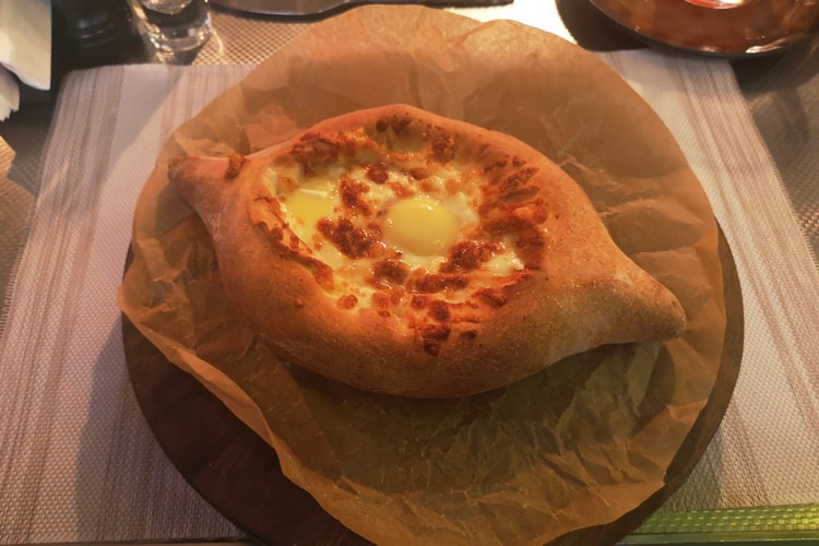 Хачапури по-аджарски и хинкали из Диди