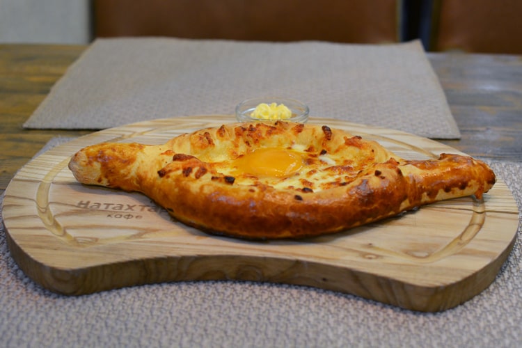 Хачапури по-аджарски и Хинкали из Натахтари