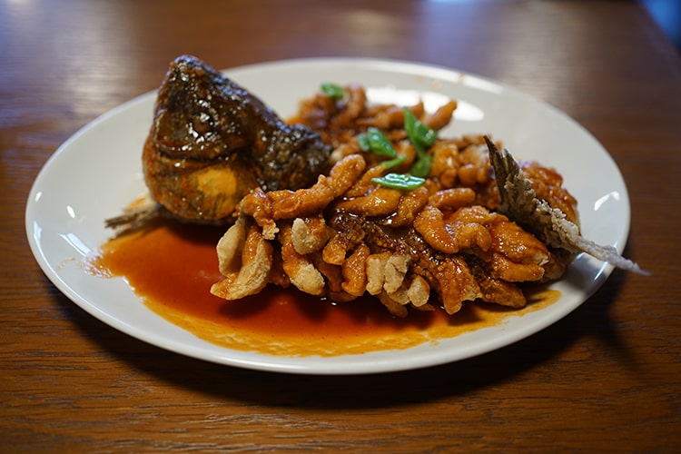 Хрустящие баклажаны, лакса и карп белка из Джимми ли