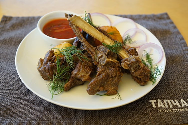 Лагман, салат с баклажанами и казан-кебаб из Тапчан