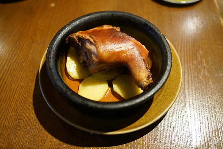 Молочный поросенок и салат с хамоном из El Asador