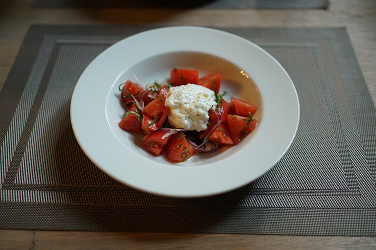 Окрошка, салат из помидоров и страчателлой и шашлык из Тетя Мотя