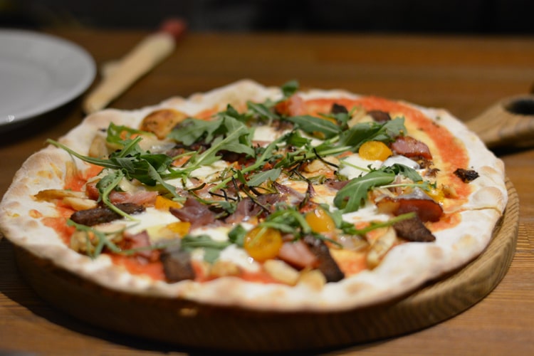 Пицца мясная и Стейк оссобука из Osteria Mario