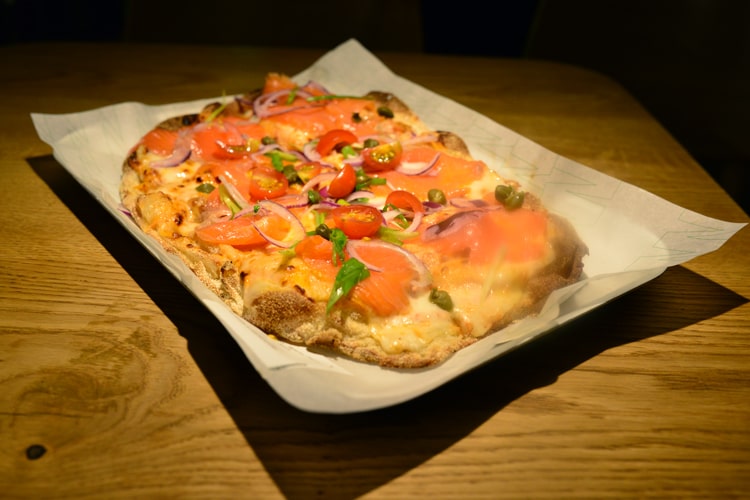 Пицца с лососем и каперсами из Zotman pizza