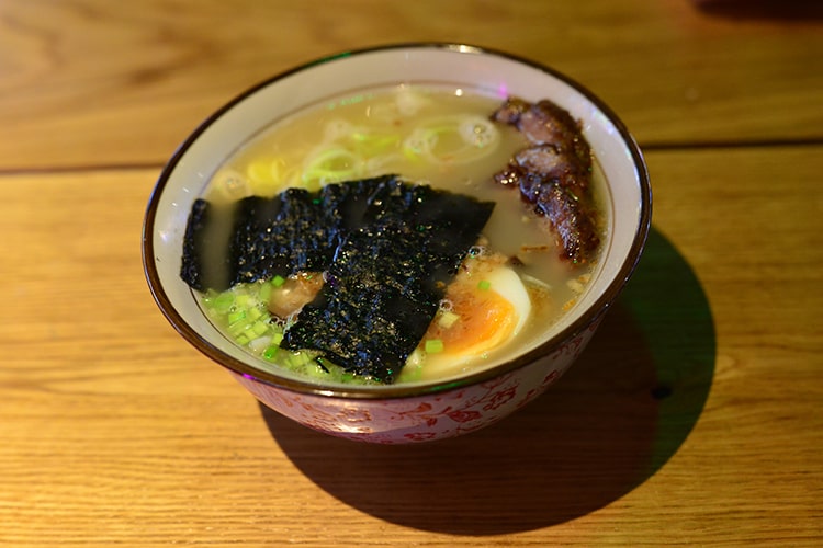 Рамен со свининой из Токийский рынок