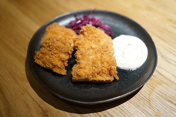 Сашими сладкая креветка, цыпленок кацу и зеленый салат с лососем из Lila Asia