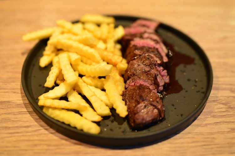 Суп с чечевицей, грудинка и стейк Денвер из Peqlo