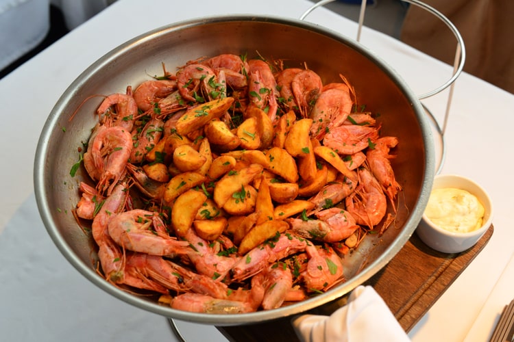 Сырный суп, сковородка с креветками и паэлья из Магадан