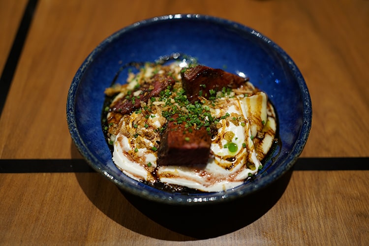 Том-ям, салат с креветками и пастрами из Техникум