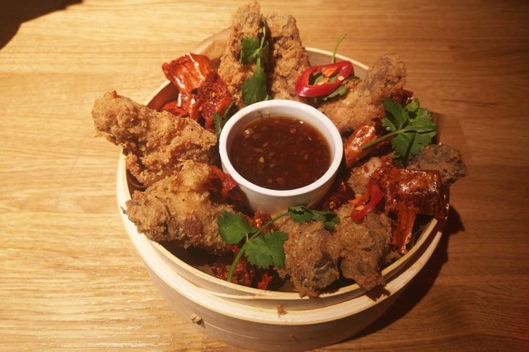 Удон с говядиной и куриные крылья из Чихо