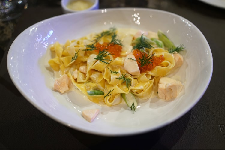 Уха, паппарделле с семгой и фондю с крабами и креветками из Erwin