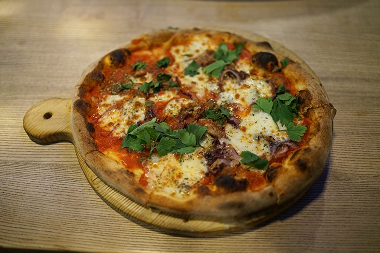 Вителло тоннато, лингвини с креветками и пицца из Jamie's Italian