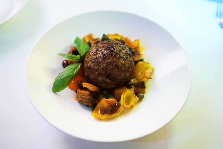 Вителло Тоннато, суп пеперони и бифштекс из Rossini