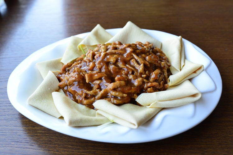 Жареные лепешки и тушеная свинина из Фуда