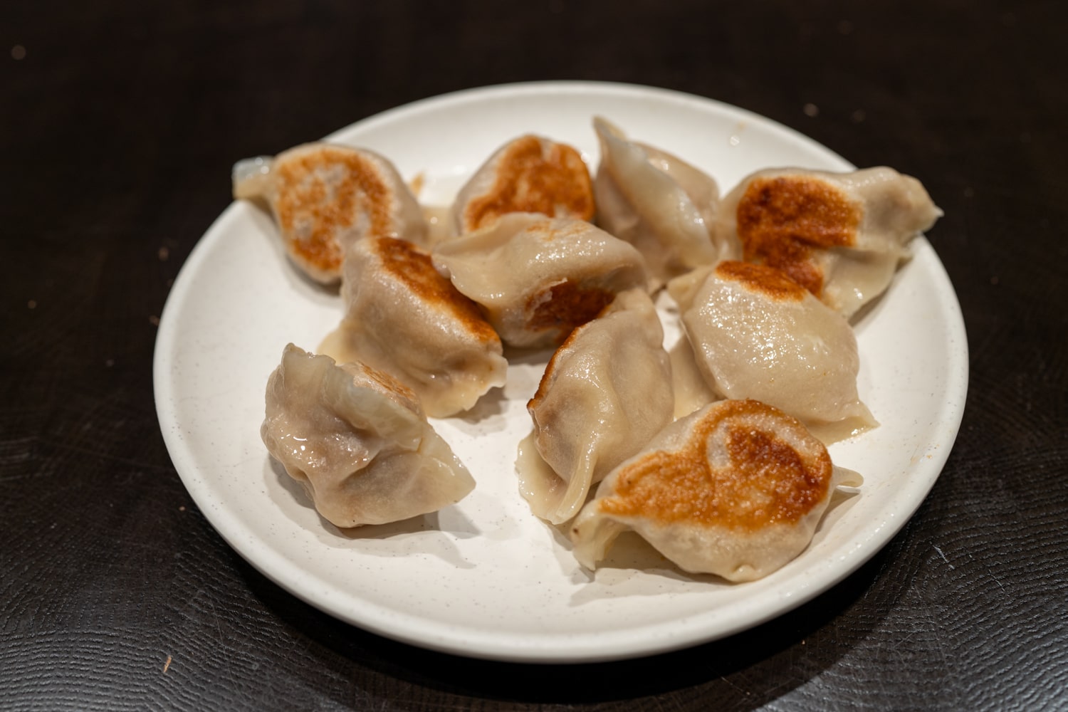 Жареные дамплинги со свининой и капустой