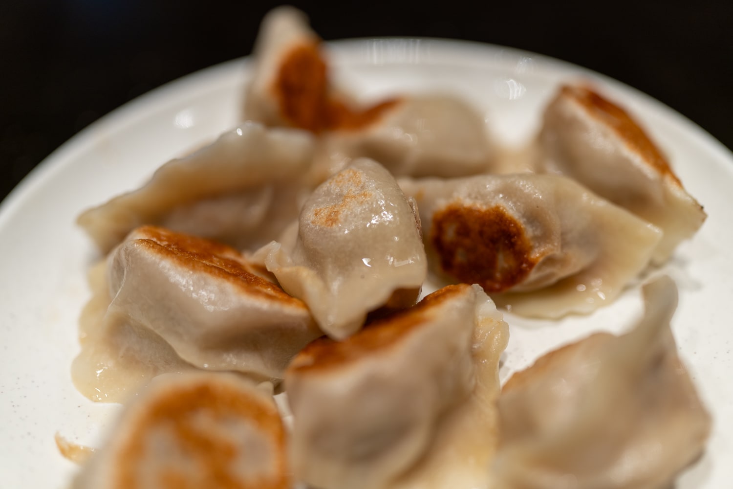 Жареные дамплинги со свининой и капустой