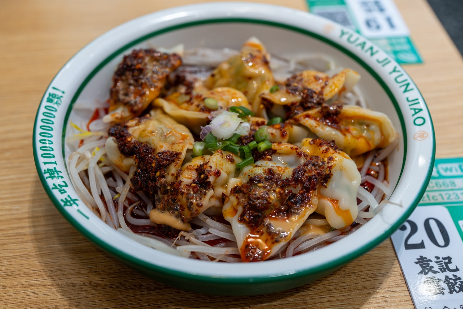 Дамплинги со свининой и креветкой в ореховом соусе