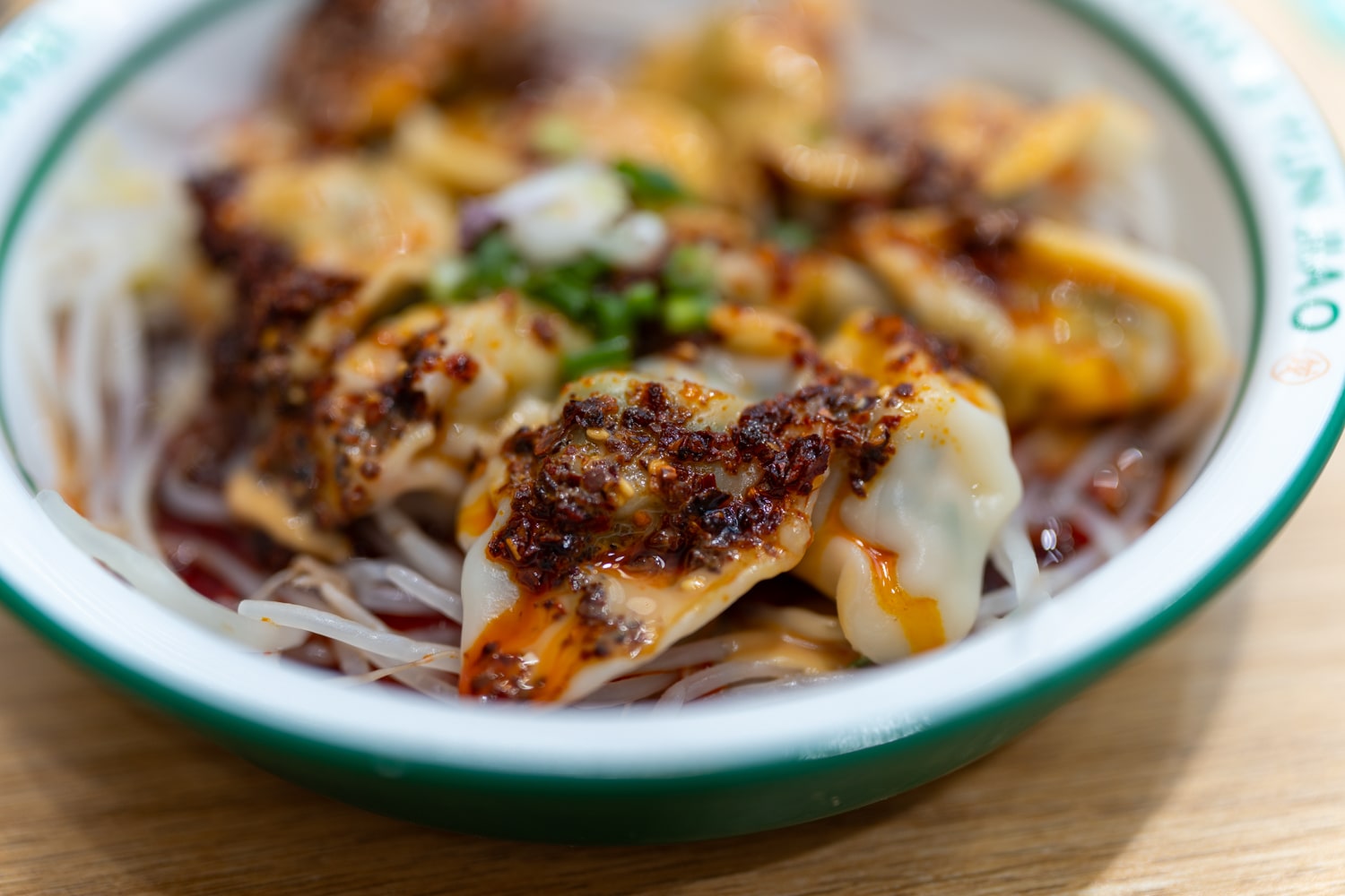 Дамплинги со свининой и креветкой в ореховом соусе