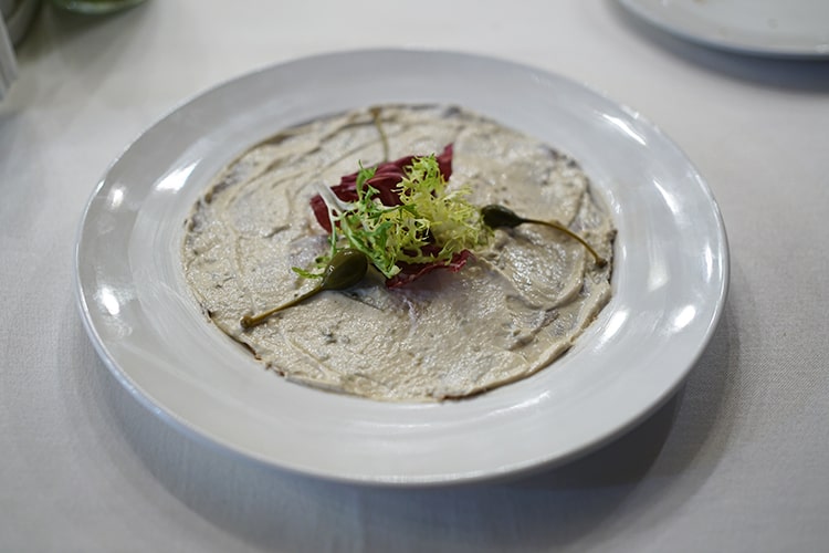 Телятина с соусом из тунца