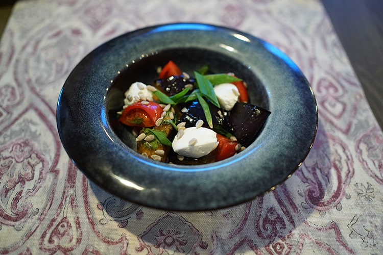 Салат с хрустящими баклажанами