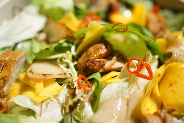 Салат из утки с манго