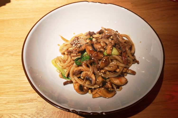 Удон с говядиной и бокчой