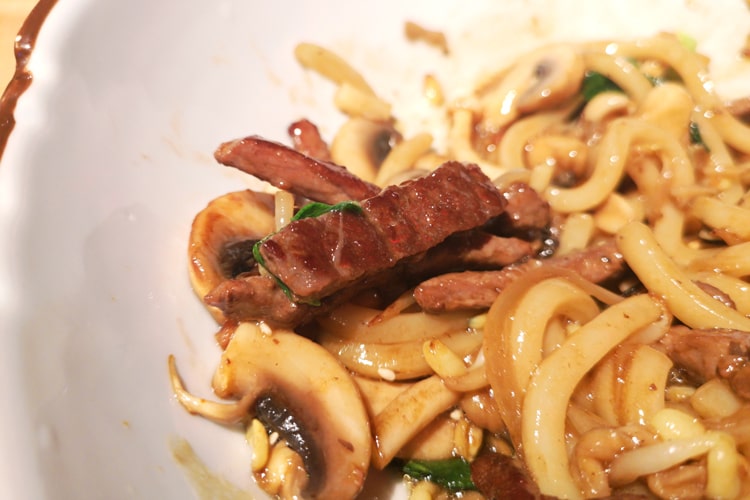 Удон с говядиной и бокчой