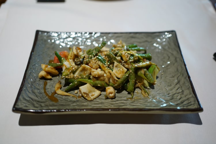 Кальмары и авокадо в горчичной заправке с хрустящими вешенками