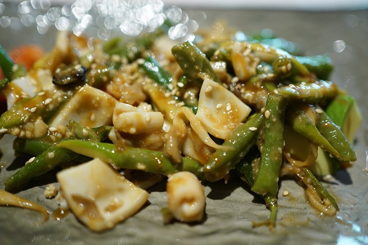 Кальмары и авокадо в горчичной заправке с хрустящими вешенками