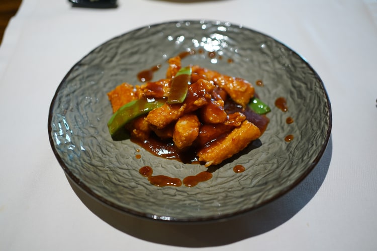 Xрустящие кусочки судака в кисло-сладком соусе