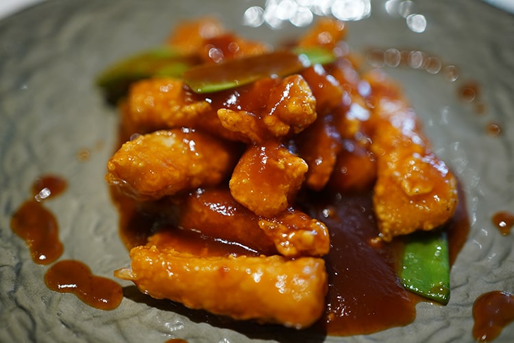 Xрустящие кусочки судака в кисло-сладком соусе