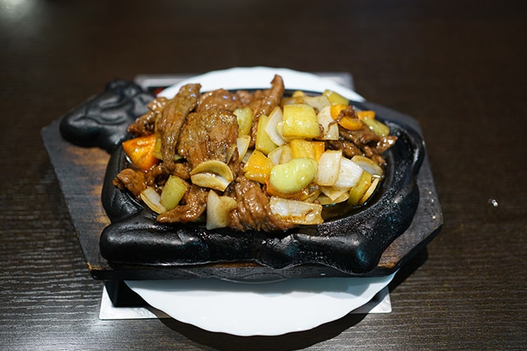 Говядина на жаровне в устричном соусе