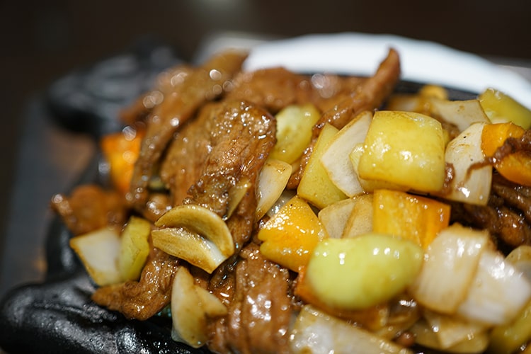 Говядина на жаровне в устричном соусе