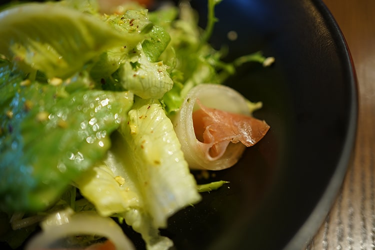 Салат с хамоном и дыней