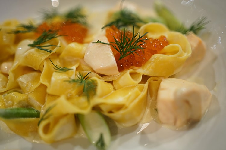 Паппарделле с семгой и красной икрой в сливочном соусе