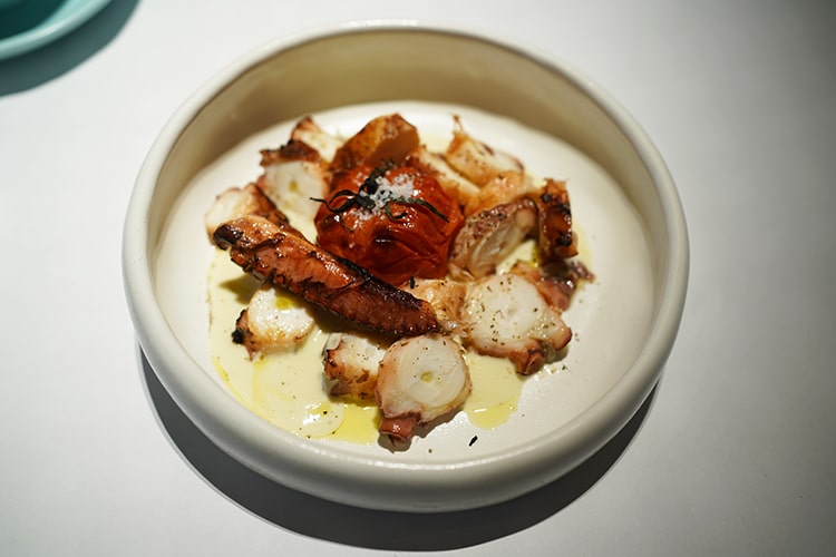 Осьминог, томат на гриле, тахини