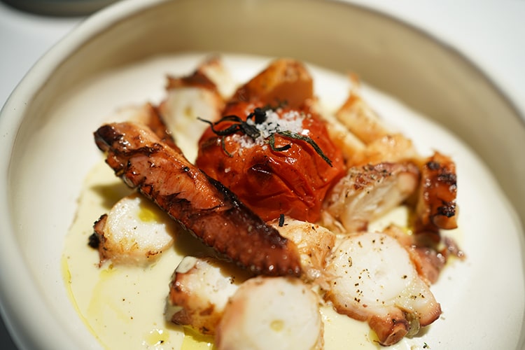 Осьминог, томат на гриле, тахини