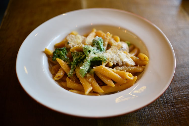 Пенне 4 сыра с курицей и брокколи