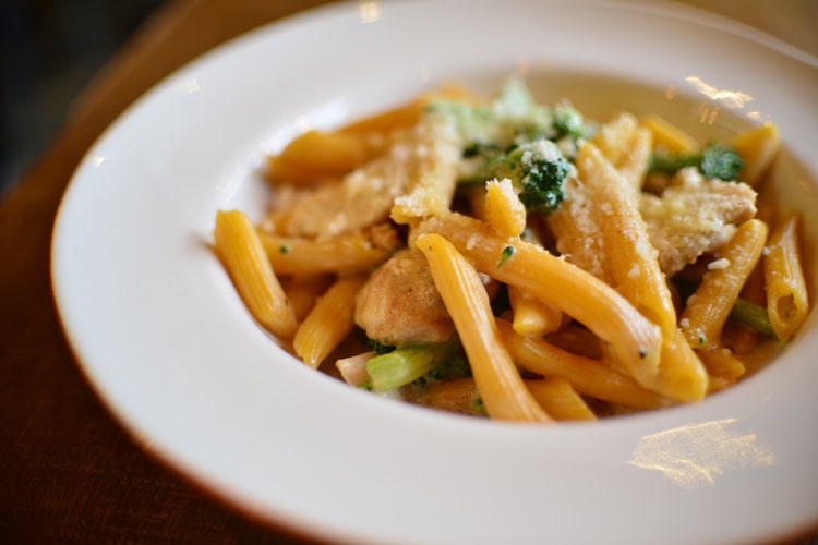 Пенне 4 сыра с курицей и брокколи